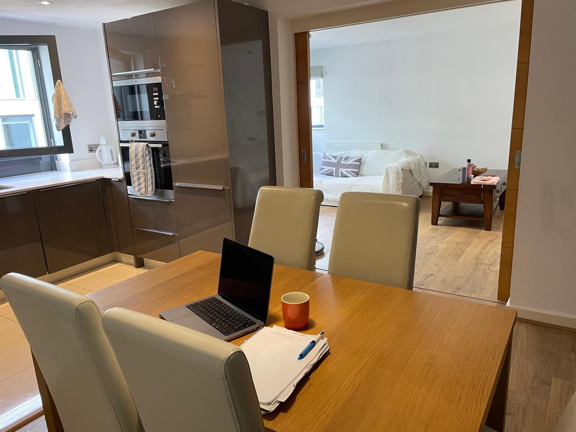 2 Bed, 2 Bath Apartment In Guildford Town Centre With Parking! Exterior foto
