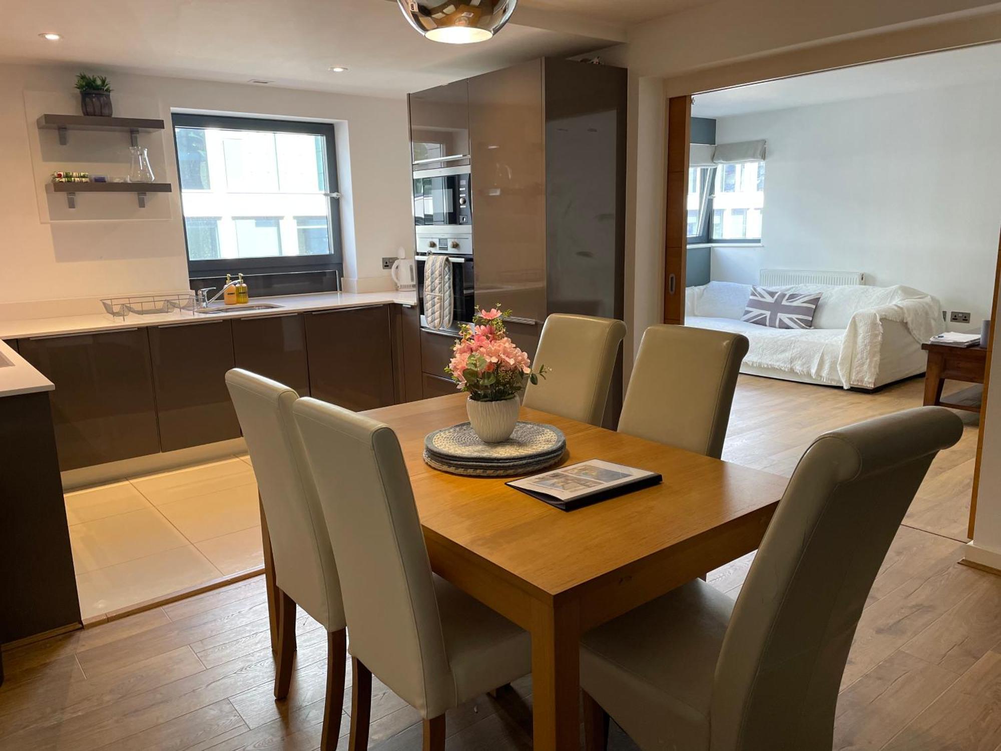 2 Bed, 2 Bath Apartment In Guildford Town Centre With Parking! Exterior foto