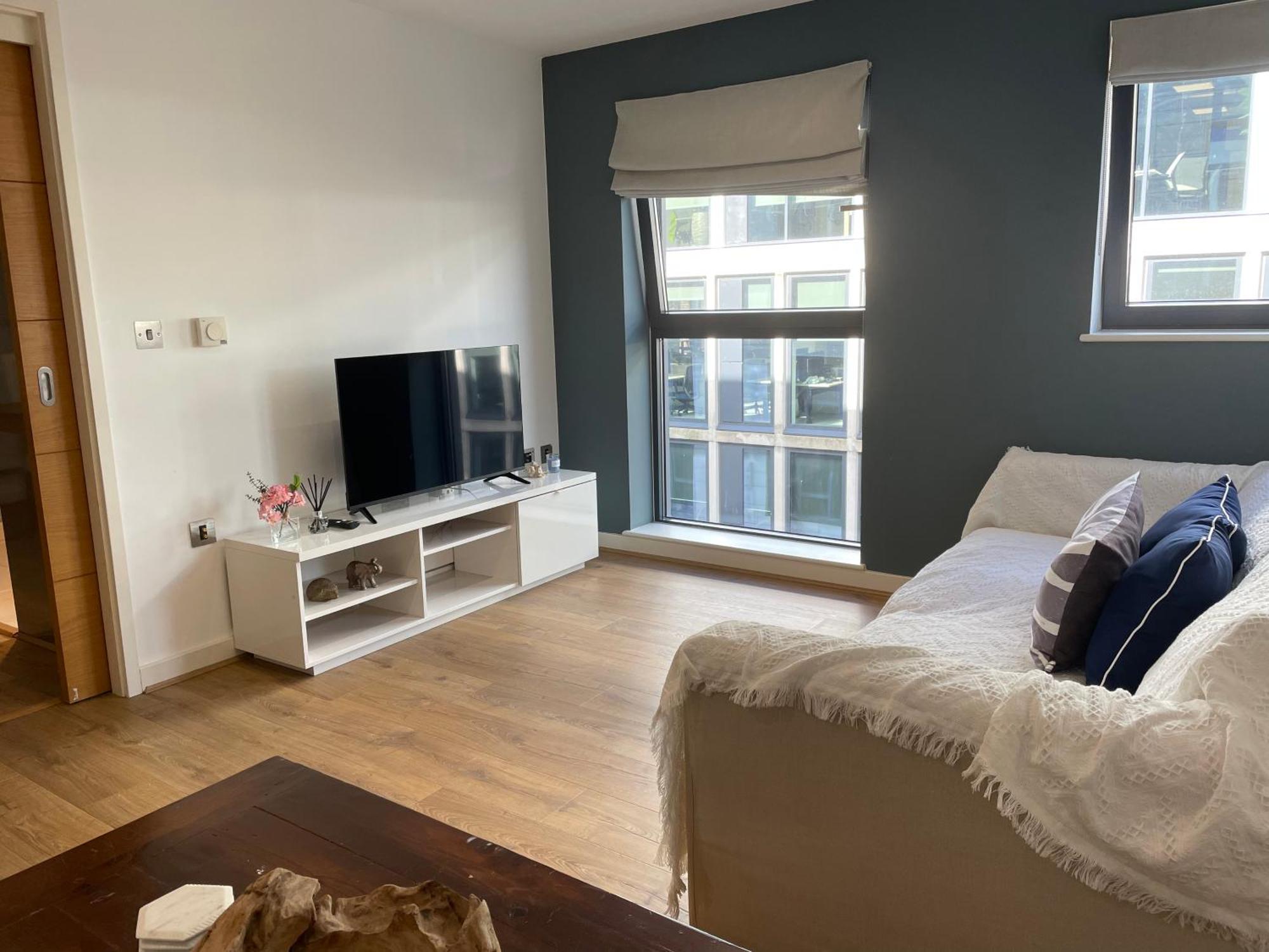 2 Bed, 2 Bath Apartment In Guildford Town Centre With Parking! Exterior foto